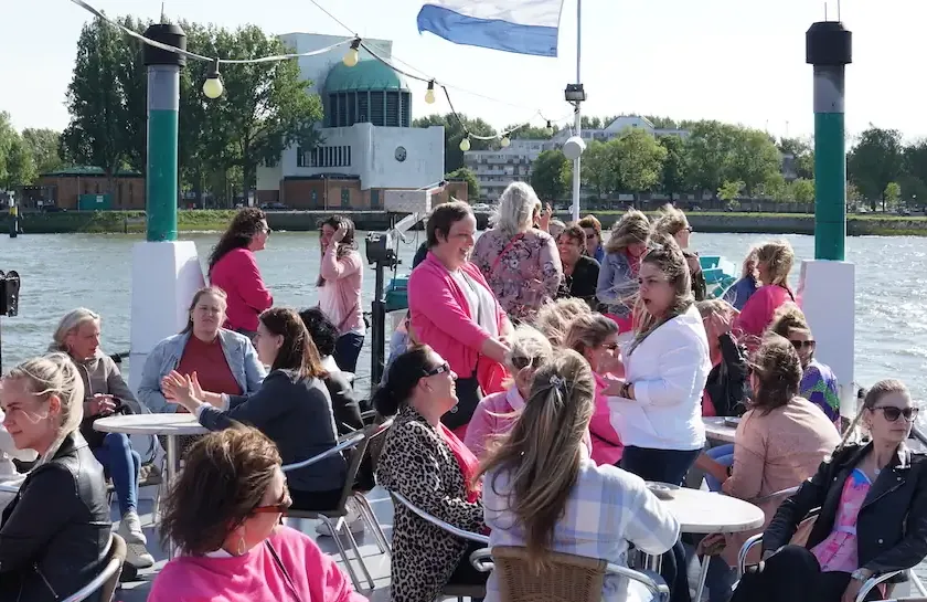 Een prachtige Kraamzorg Mama dag, waarbij de kraamverzorgsters genieten van een boottocht op een schip.